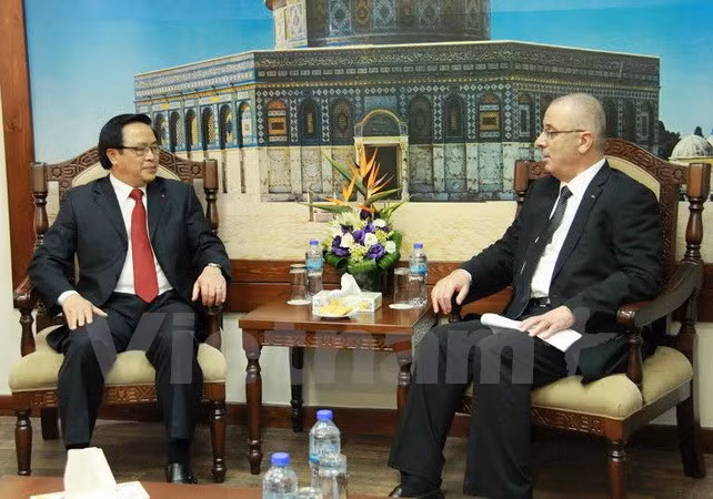 Party delegation visits Middle East ảnh 1
