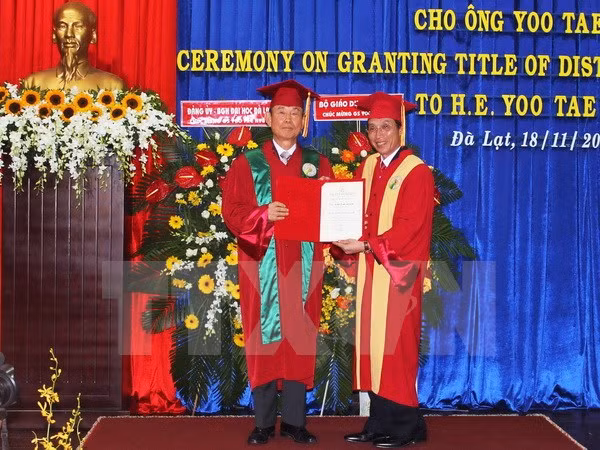 Former RoK ambassador awarded Honorary Professor title ảnh 1