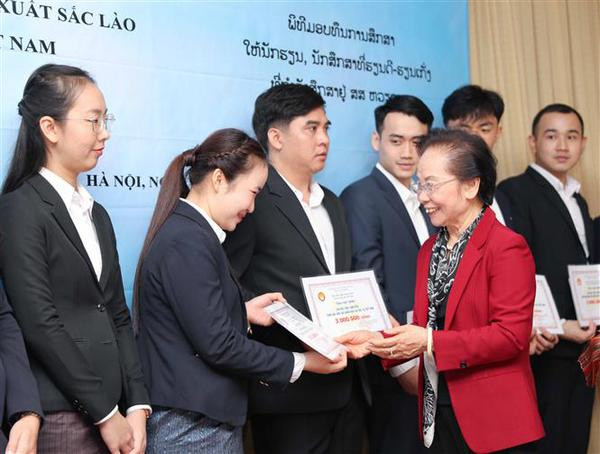 VAPE presents 200 scholarships to Lao students ảnh 1