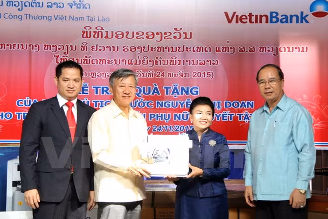 Vice President presents gifts to disabled women in Laos ảnh 1