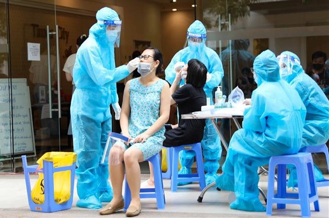 COVID-19: Additional 4,642 cases recorded on August 12 morning ảnh 1