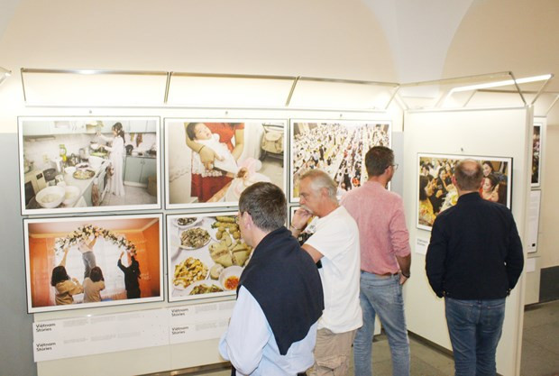 Photo exhibition spotlights life of Vietnamese expats in Czech Republic ảnh 2