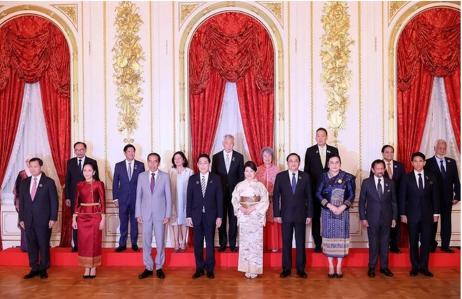 Japanese Prime Minister vows to promote economic cooperation with ASEAN ảnh 1