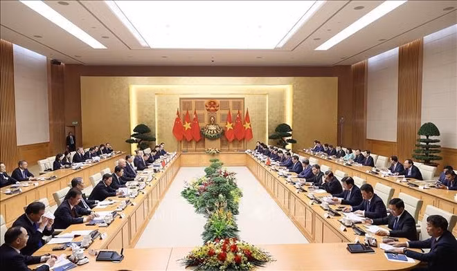 Vietnam gives top priority to developing relations with China: PM ảnh 2