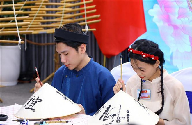Spouses of Vietnamese, Chinese leaders visit Hanoi university ảnh 2 Spouses of Vietnamese, Chinese leaders visit Hanoi university ảnh 2
