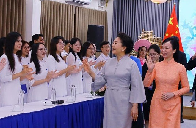 Spouses of Vietnamese, Chinese leaders visit Hanoi university ảnh 1 Spouses of Vietnamese, Chinese leaders visit Hanoi university ảnh 1