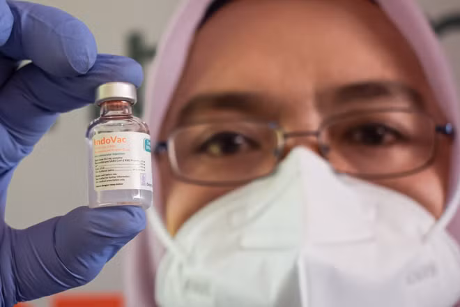 Indonesia plans fifth COVID-19 vaccine dose to high-risk groups ảnh 1