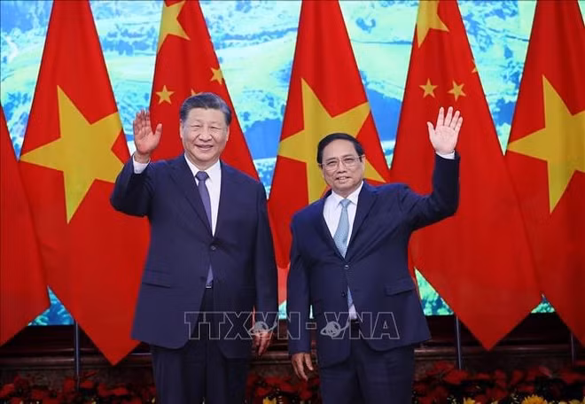 Vietnam gives top priority to developing relations with China: PM ảnh 1