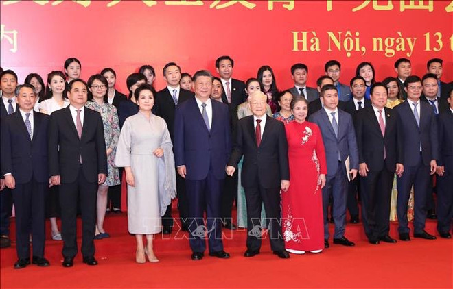 Vietnamese, Chinese leaders meet with intellectuals, young people ảnh 1 Vietnamese, Chinese leaders meet with intellectuals, young people ảnh 1