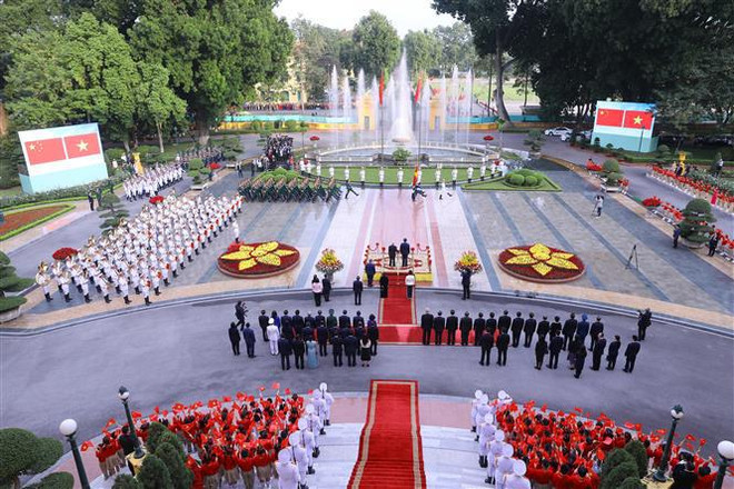 Party General Secretary hosts welcome ceremony for Chinese Party, State leader ảnh 2 Party General Secretary hosts welcome ceremony for Chinese Party, State leader ảnh 2