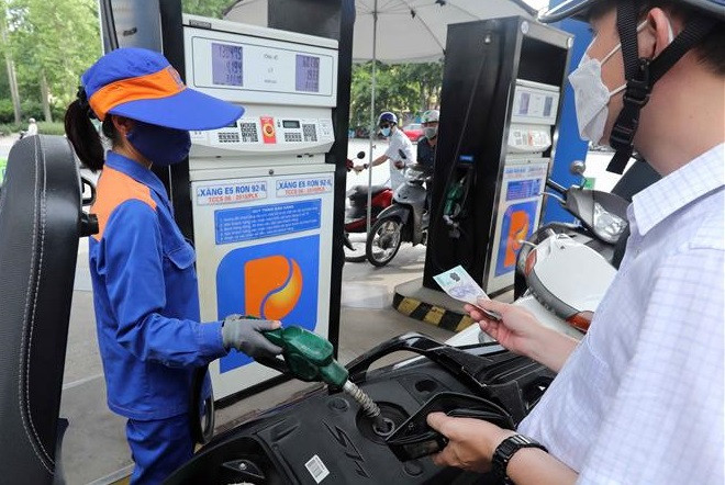 Petrol prices see highest decrease since 2022’s beginning ảnh 2