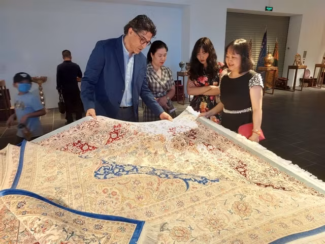 Exhibition displays Iranian art heritage ảnh 1