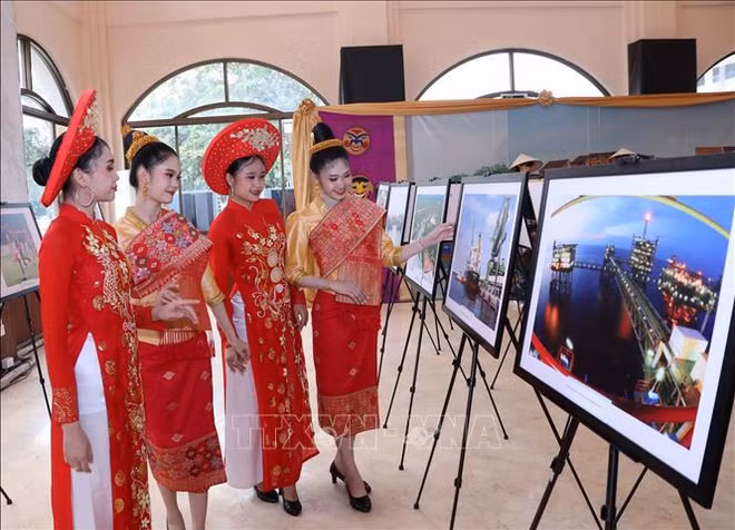 Photos featuring Vietnam’s beauty on display in Laos ảnh 3