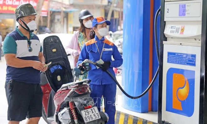 Petrol prices see highest decrease since 2022’s beginning ảnh 1