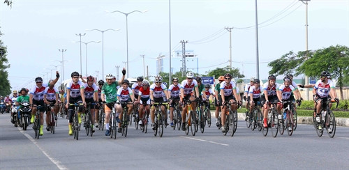 Cyclists race for charity in central region ảnh 1