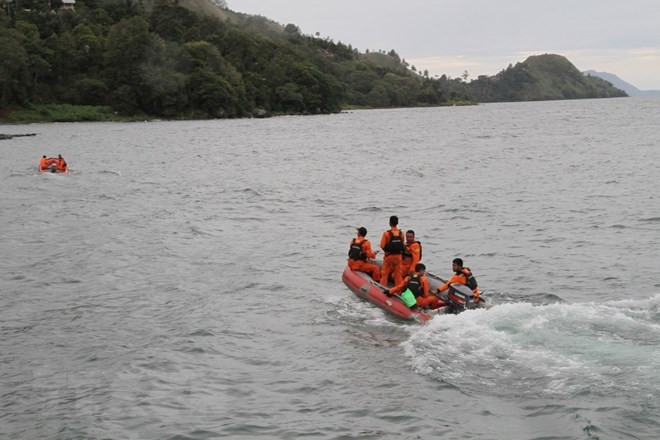 Indonesia pinpoints location of sunken ferry ảnh 1