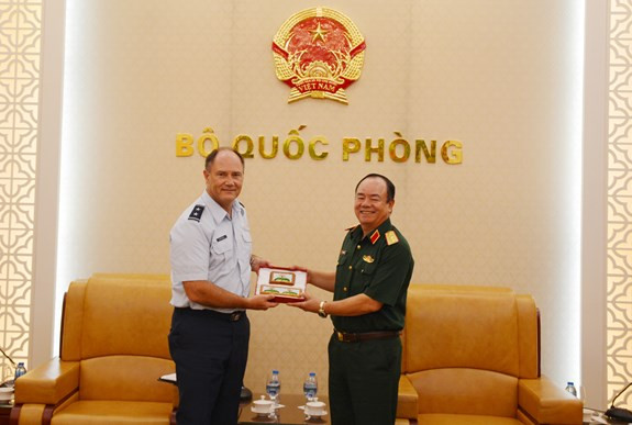 Vietnam, US continue cooperating in SR, disaster response ảnh 1