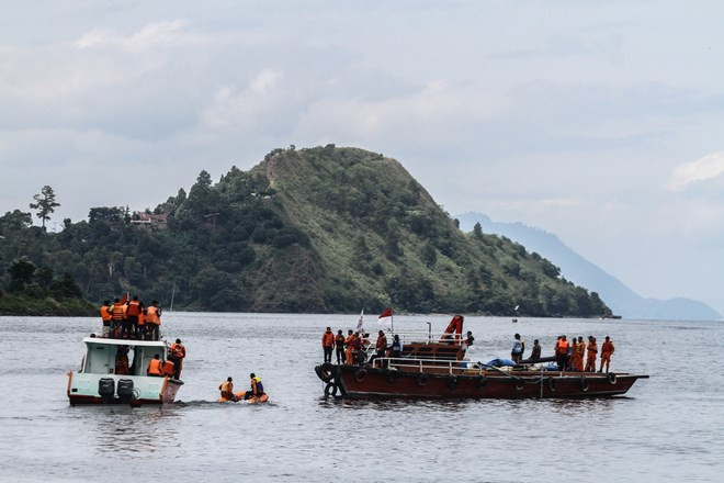 Indonesia finds corpses in sunken ferry in Lake Toba ảnh 1