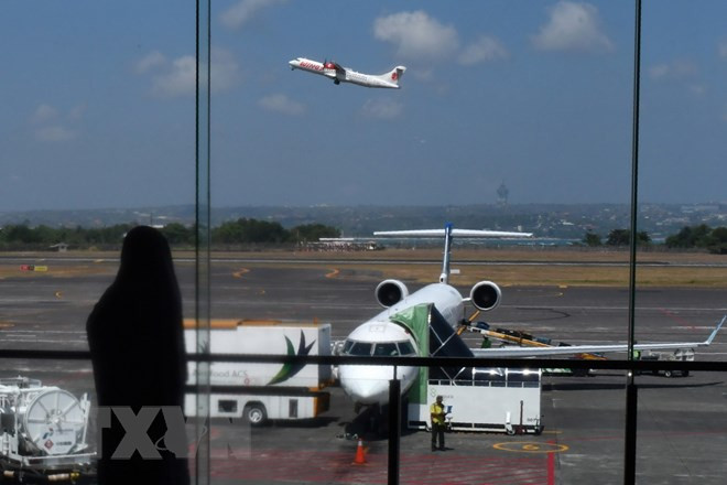 Indonesia reopens airport after volcanic eruption ảnh 1