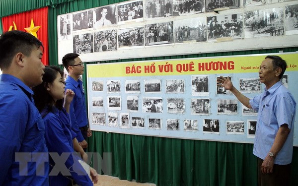 Veteran spends 20 years collecting photos of Uncle Ho ảnh 1