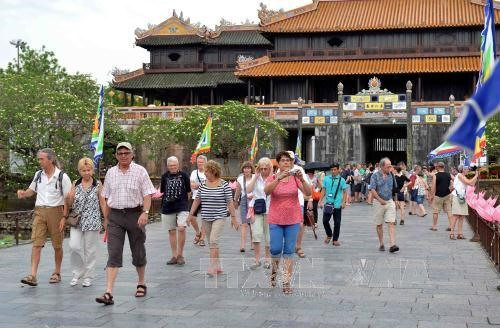 Foreign tourists happy with Vietnam’s visa exemption policy ảnh 1