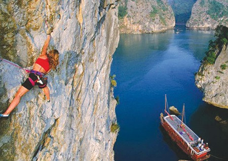 Cat Ba cliffs and rock-climbing enthusiasts, a heavenly match ảnh 1