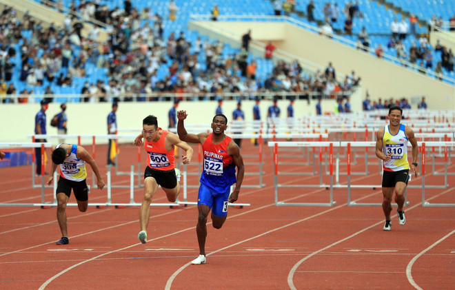 Singaporean hurdler breaks national record for ninth time ảnh 1