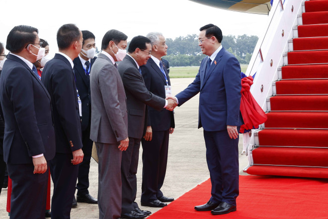 Lao newspaper spotlights Vietnamese NA Chairman's official visit ảnh 1 Lao newspaper spotlights Vietnamese NA Chairman's official visit ảnh 1