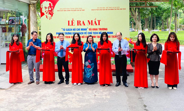 “Ho Chi Minh Bookcase” inaugurated in Hanoi ảnh 2