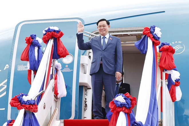 NA Chairman arrives in Vientiane, beginning official visit to Laos ảnh 1 NA Chairman arrives in Vientiane, beginning official visit to Laos ảnh 1