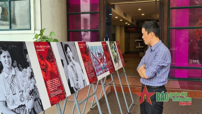 Photo exhibition on female athletes underway to welcome SEA Games 31 ảnh 1