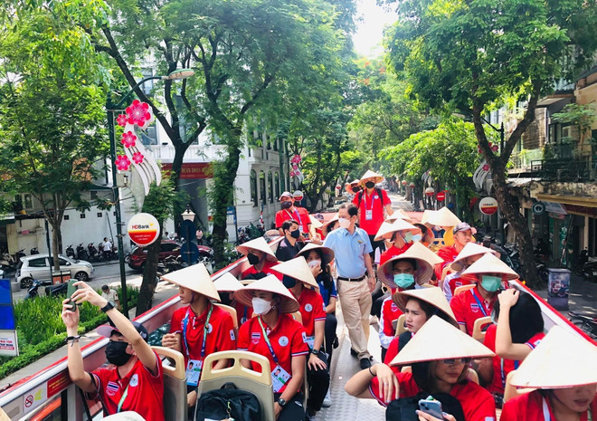 SEA Games 31: Thai sporting delegation enjoys double-decker bus tour in Hanoi ảnh 1 SEA Games 31: Thai sporting delegation enjoys double-decker bus tour in Hanoi ảnh 1