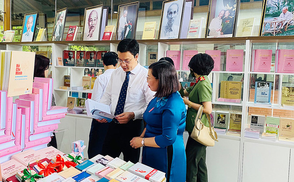“Ho Chi Minh Bookcase” inaugurated in Hanoi ảnh 1 “Ho Chi Minh Bookcase” inaugurated in Hanoi ảnh 1
