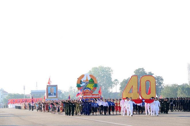 Laos observes 40th National Day with grand parade ảnh 1