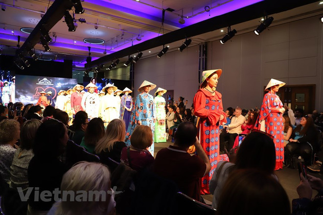 Ao dai designs draw attention at fashion week in London ảnh 2