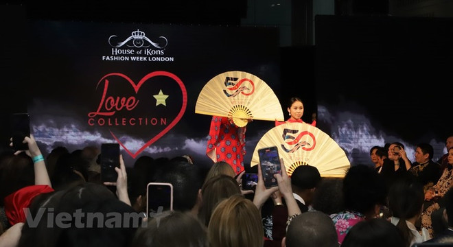 Ao dai designs draw attention at fashion week in London ảnh 1