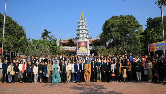 Delegates visit Rang pagoda in Phu Xuyen district during the Friendship Spring Trip 2023 (Photo: VNA) Friendship Spring Trip helps strengthen people-to-people exchanges ảnh 1