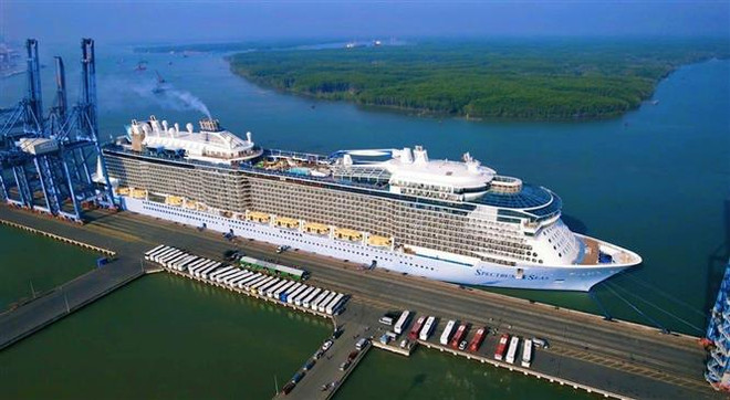 Luxurious cruise ship brings over 3,800 visitors to Vietnam ảnh 1 Luxurious cruise ship brings over 3,800 visitors to Vietnam ảnh 1