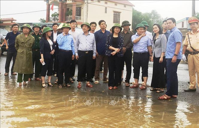 Vice President presents gifts to flood victims in Quang Binh province ảnh 1