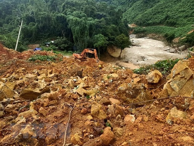 Bodies of 13 rescue team members pulled from landslide rubble ảnh 1