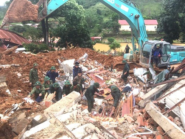 PM calls for greater efforts to overcome consequences of landslides in central region ảnh 1