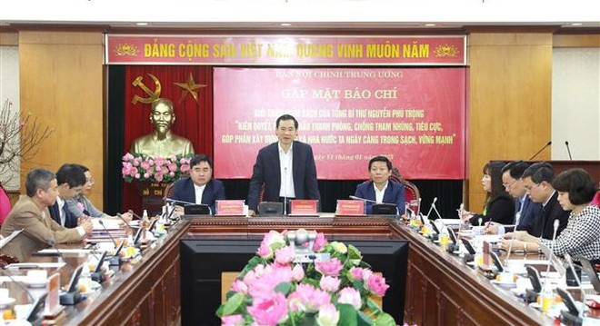 Party leader’s book on corruption fight introduced to public ảnh 1