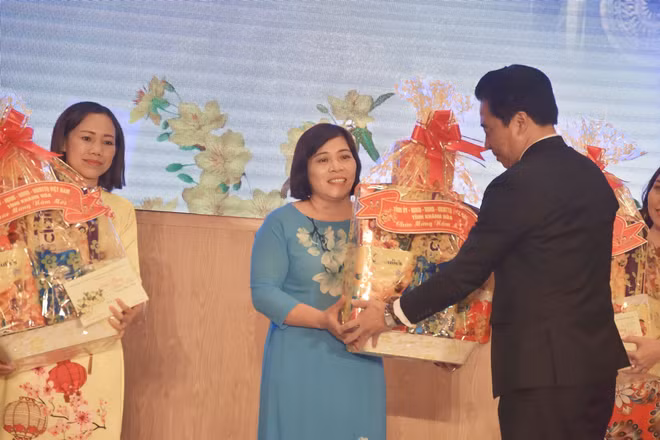New Year wishes to residents, soldiers in Truong Sa ảnh 1