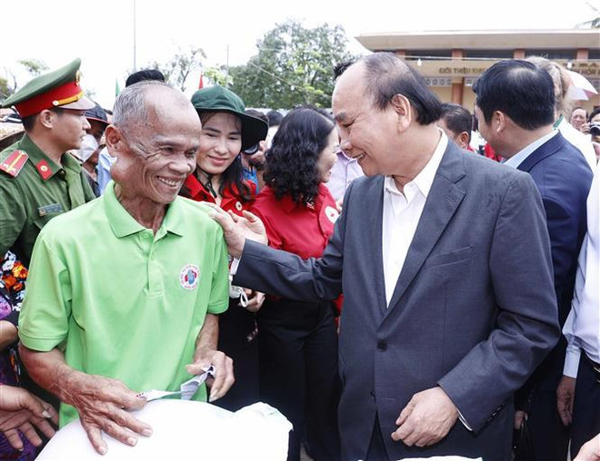 President presents Tet gifts to poor, disadvantaged households in Kien Giang ảnh 1 President presents Tet gifts to poor, disadvantaged households in Kien Giang ảnh 1