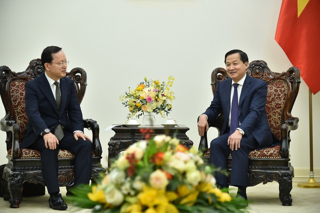 Deputy PM advises Samsung to invest more in Vietnam ảnh 1