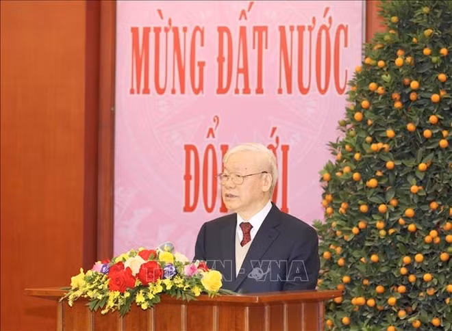 Party General Secretary meets Party, State leaders, former leaders ahead of Tet ảnh 1