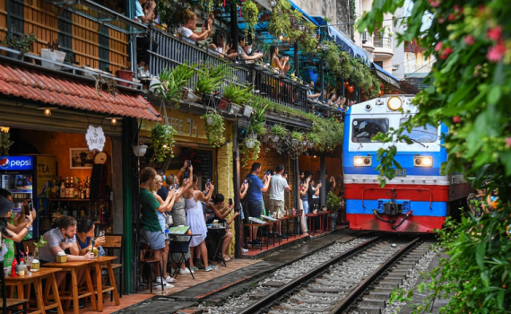 Tours of coffee shops along Hanoi train street prohibited ảnh 1
