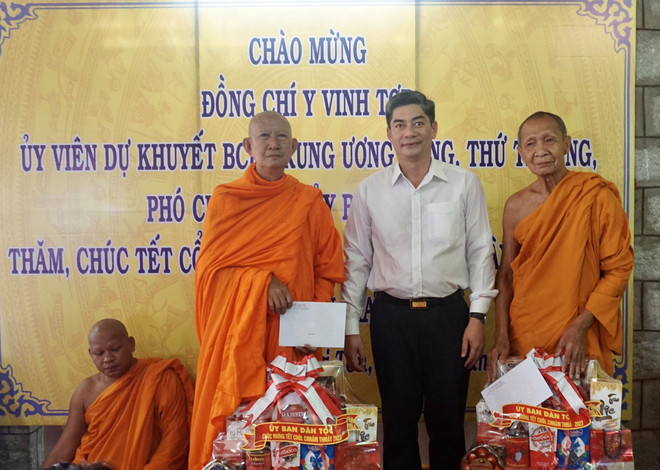 Greetings extended to Khmer people in An Giang on Chol Chnam Thmay festival ảnh 1