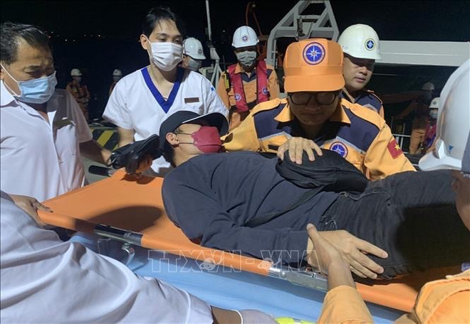Sick Philippine sailor brought ashore for treatment in Khanh Hoa ảnh 1