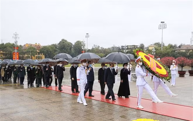 Party, State leaders pay tribute to President Ho Chi Minh ảnh 1